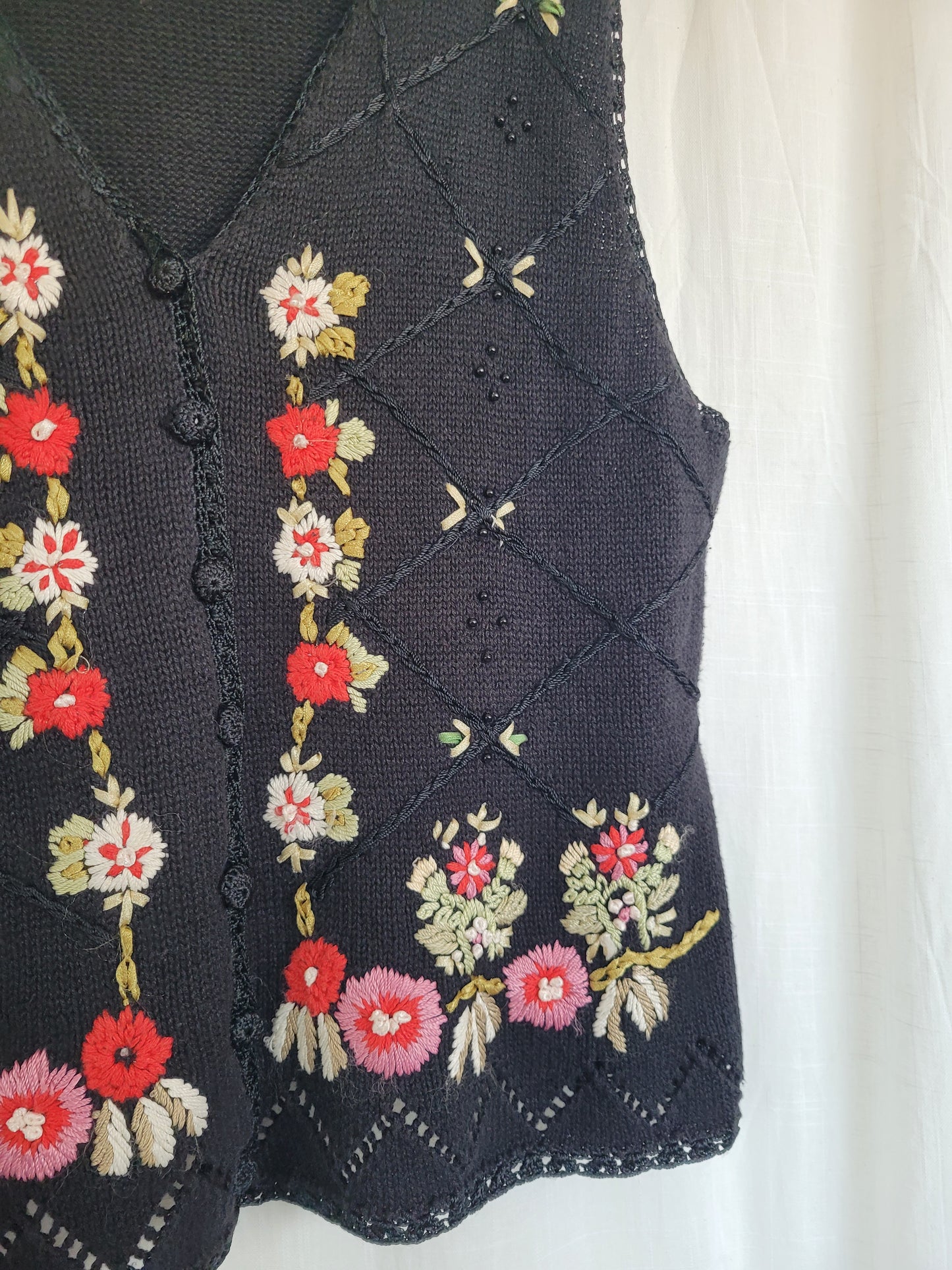 🖤 Midnight Bloom - vintage spencer vest with embroidered flowers - size M/L