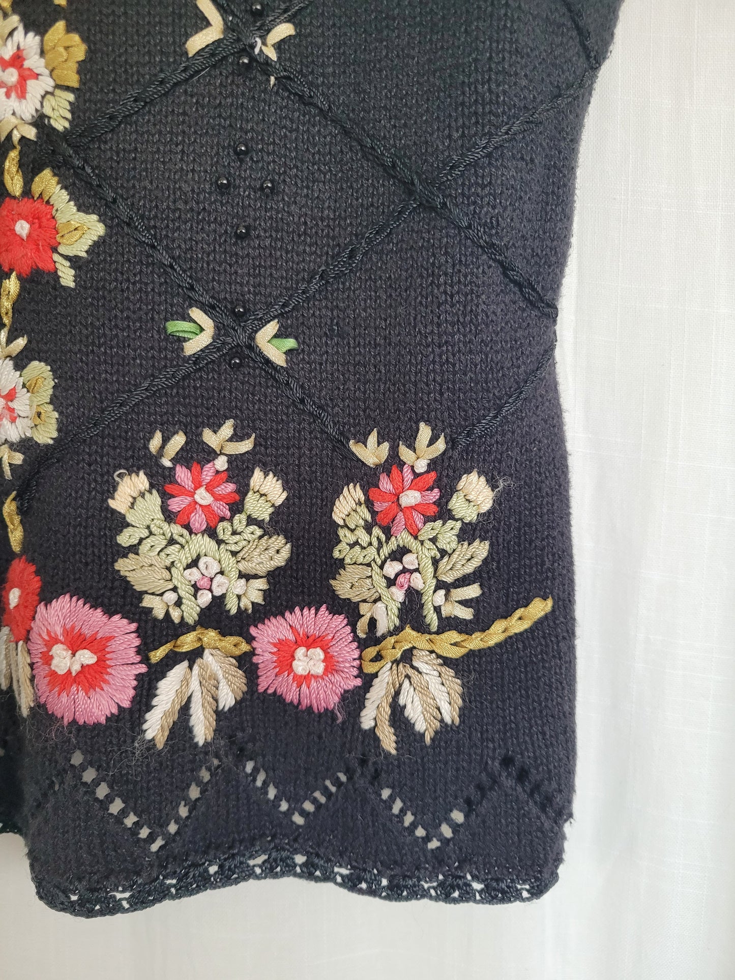 🖤 Midnight Bloom - vintage spencer vest with embroidered flowers - size M/L