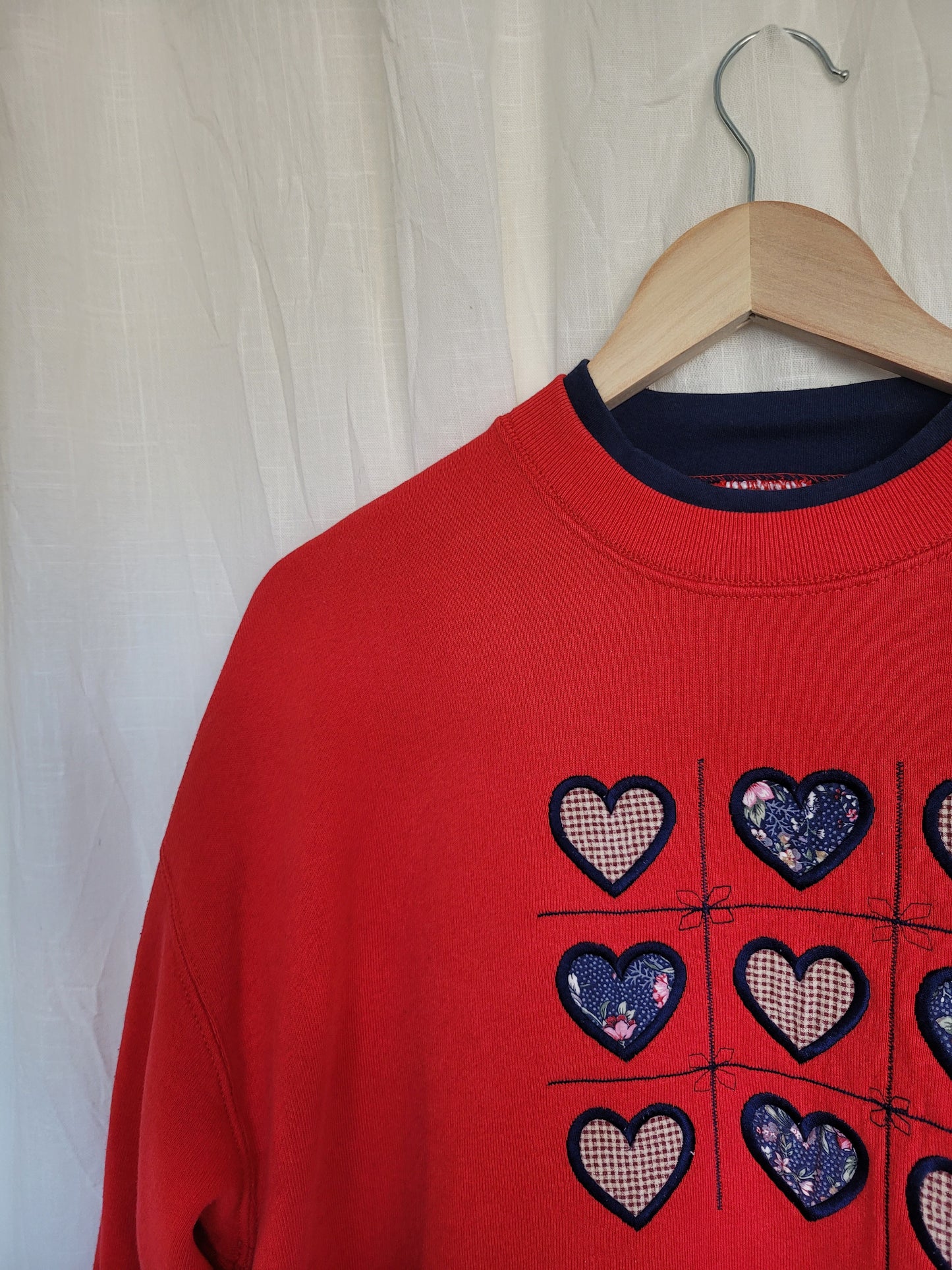 💕 Nine Little Hearts - vintage crewneck sweater with embroidered hearts - size L
