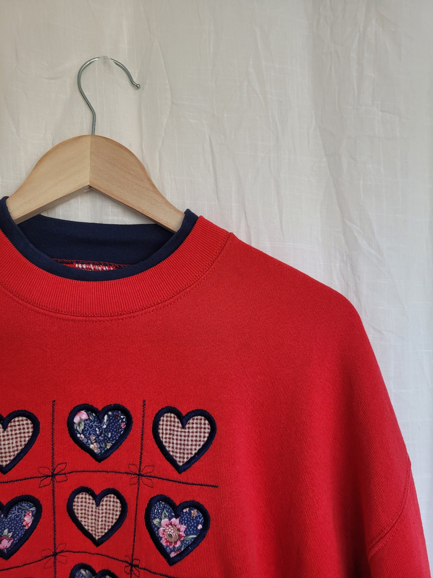 💕 Nine Little Hearts - vintage crewneck sweater with embroidered hearts - size L