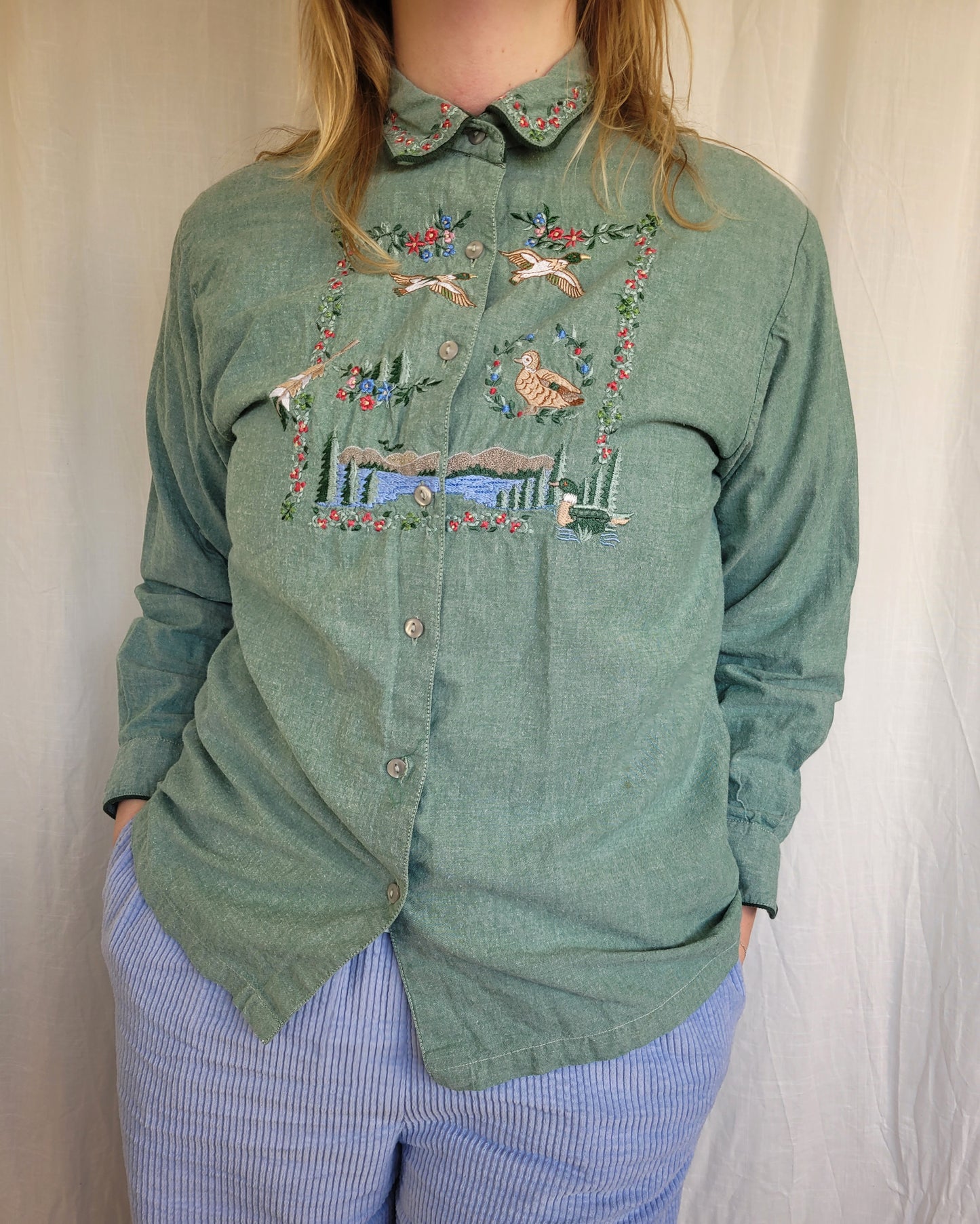 💚 Whispering Waters - vintage blouse with embroidered ducks and lake - size M