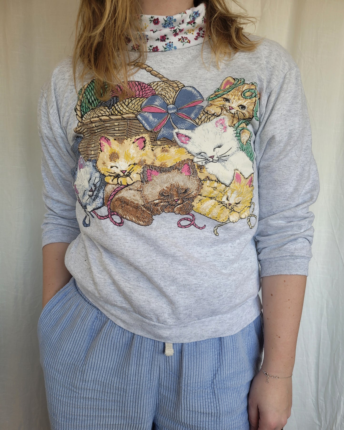 🐾 Soft Paws - vintage crewneck sweater with turtleneck and cat image - size S/M