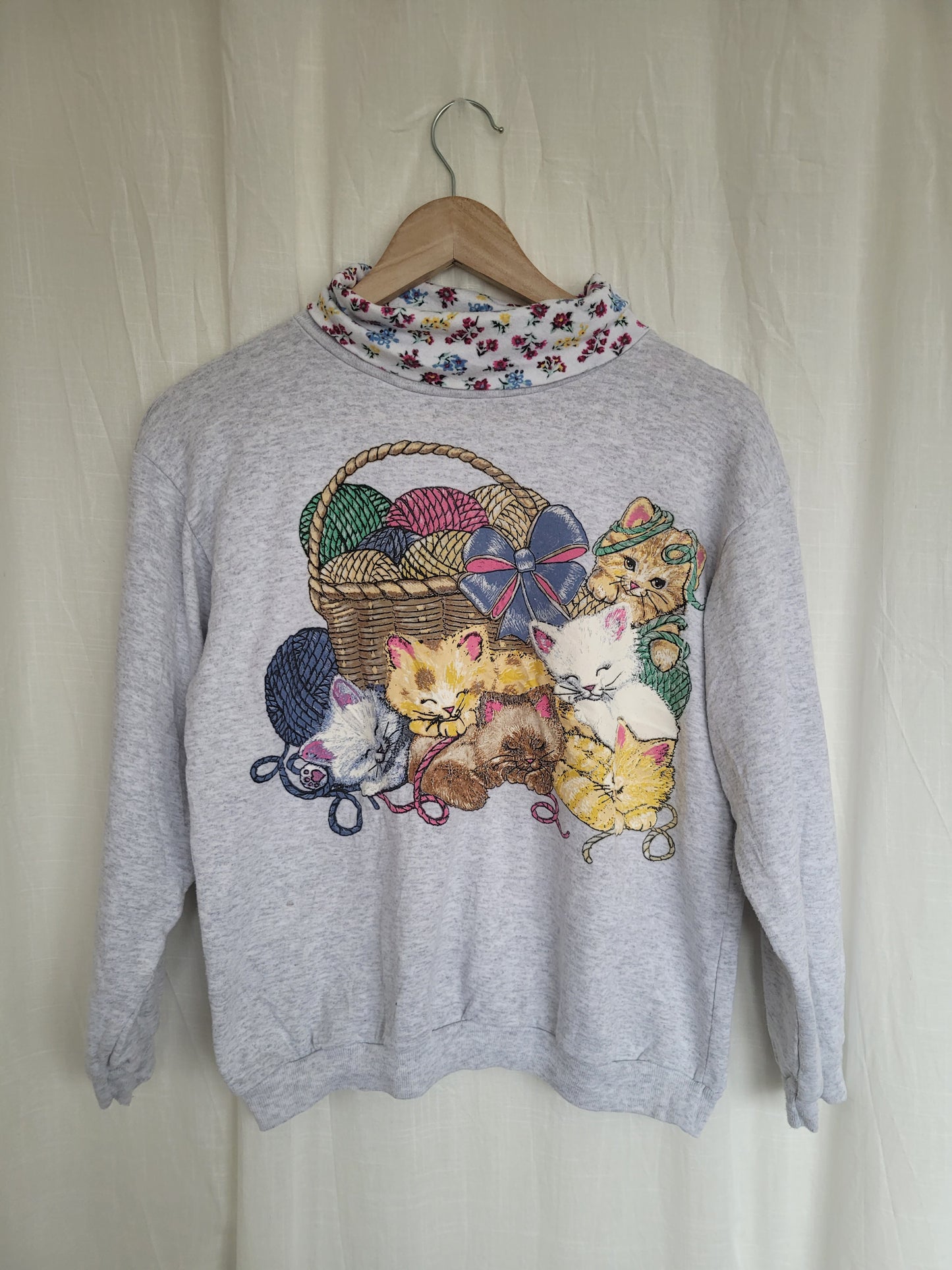 🐾 Soft Paws - vintage crewneck sweater with turtleneck and cat image - size S/M