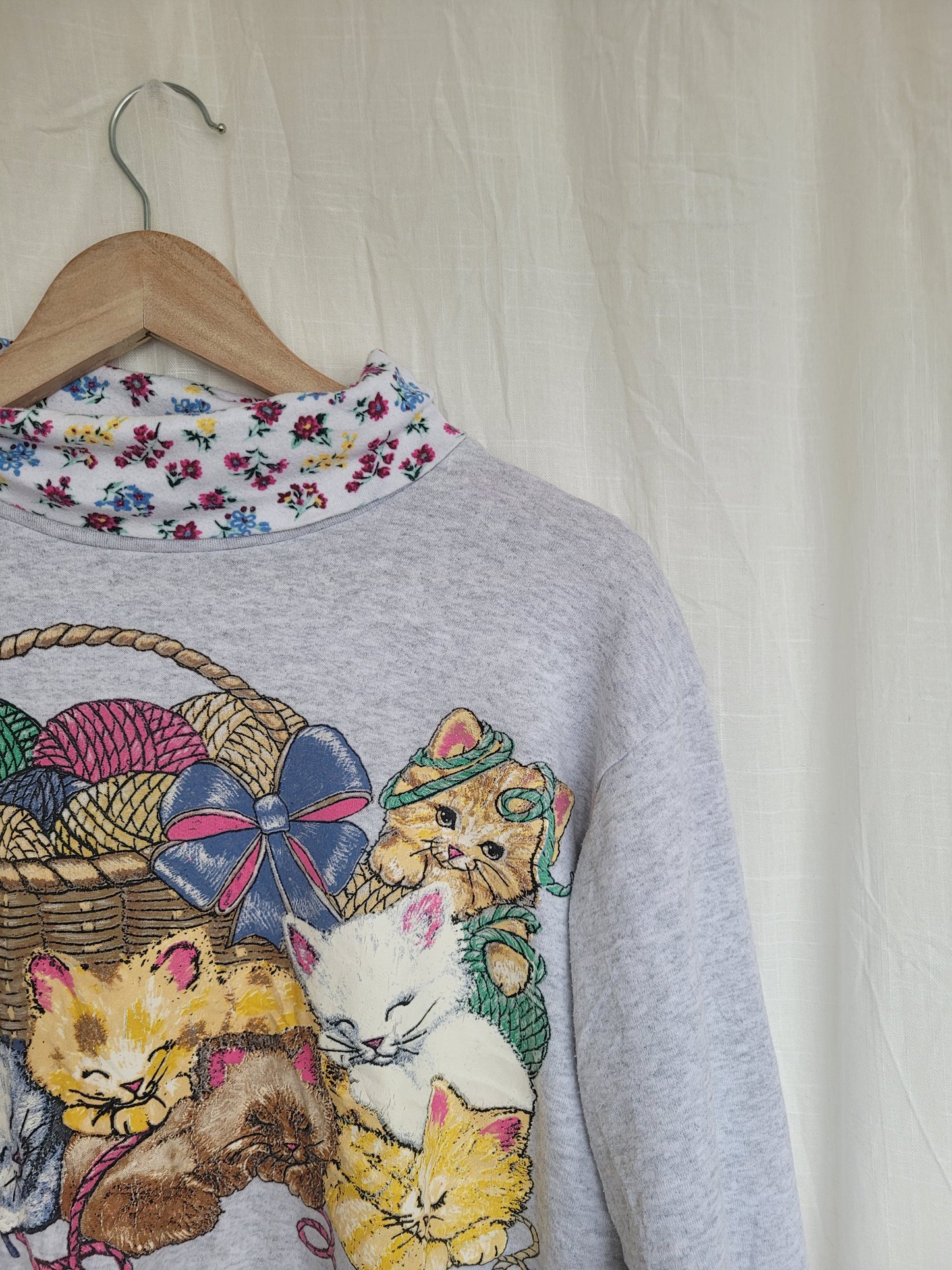 🐾 Soft Paws - vintage crewneck sweater with turtleneck and cat image - size S/M