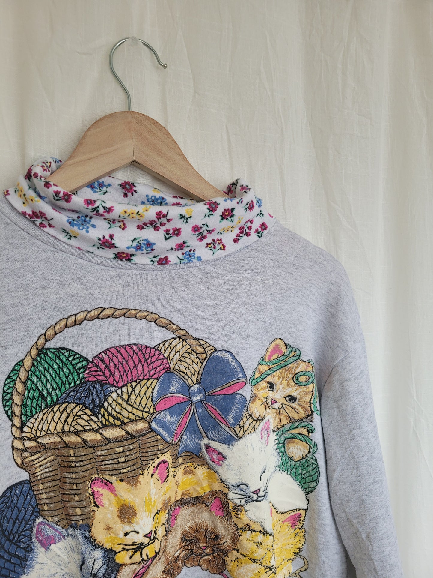 🐾 Soft Paws - vintage crewneck sweater with turtleneck and cat image - size S/M