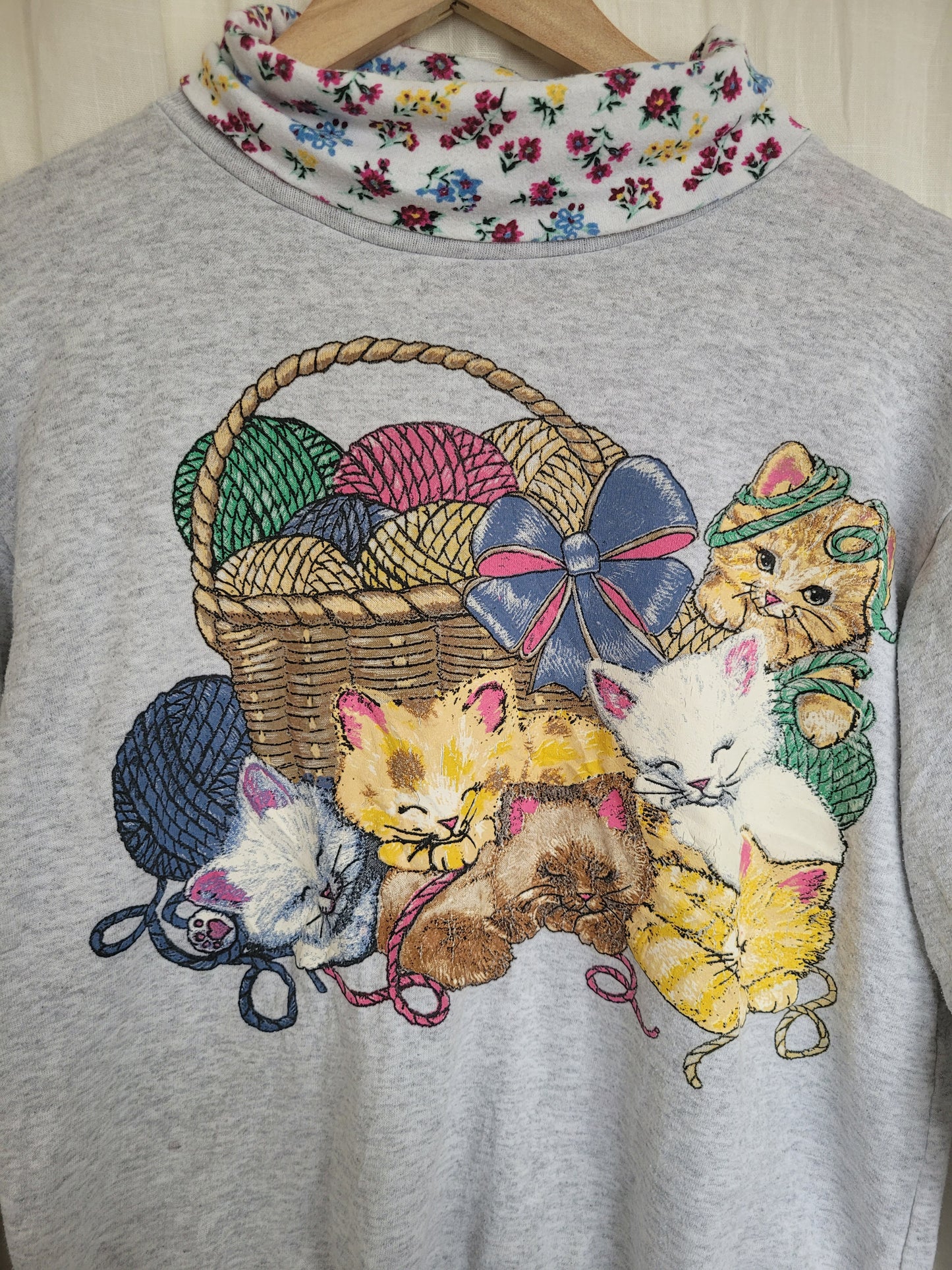 🐾 Soft Paws - vintage crewneck sweater with turtleneck and cat image - size S/M