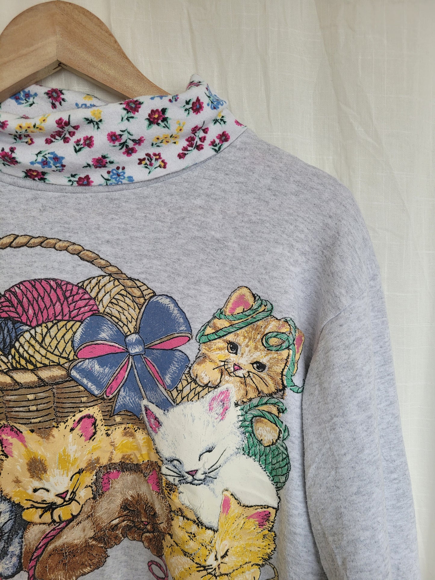 🐾 Soft Paws - vintage crewneck sweater with turtleneck and cat image - size S/M