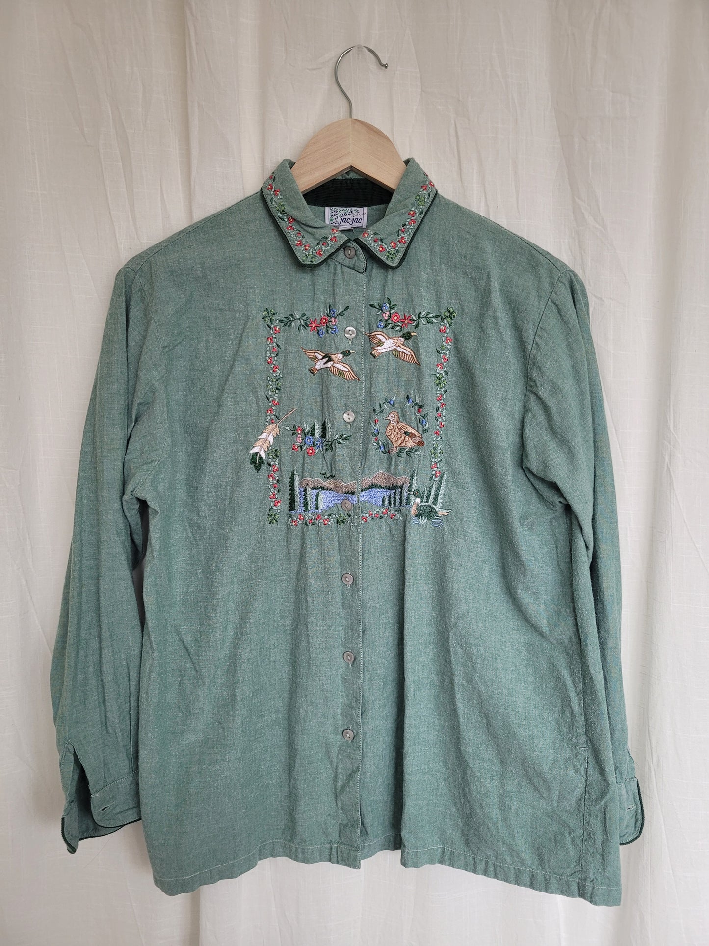 💚 Whispering Waters - vintage blouse with embroidered ducks and lake - size M