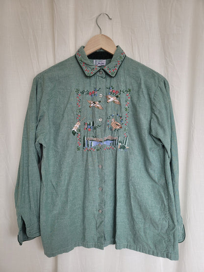 💚 Whispering Waters - vintage blouse with embroidered ducks and lake - size M