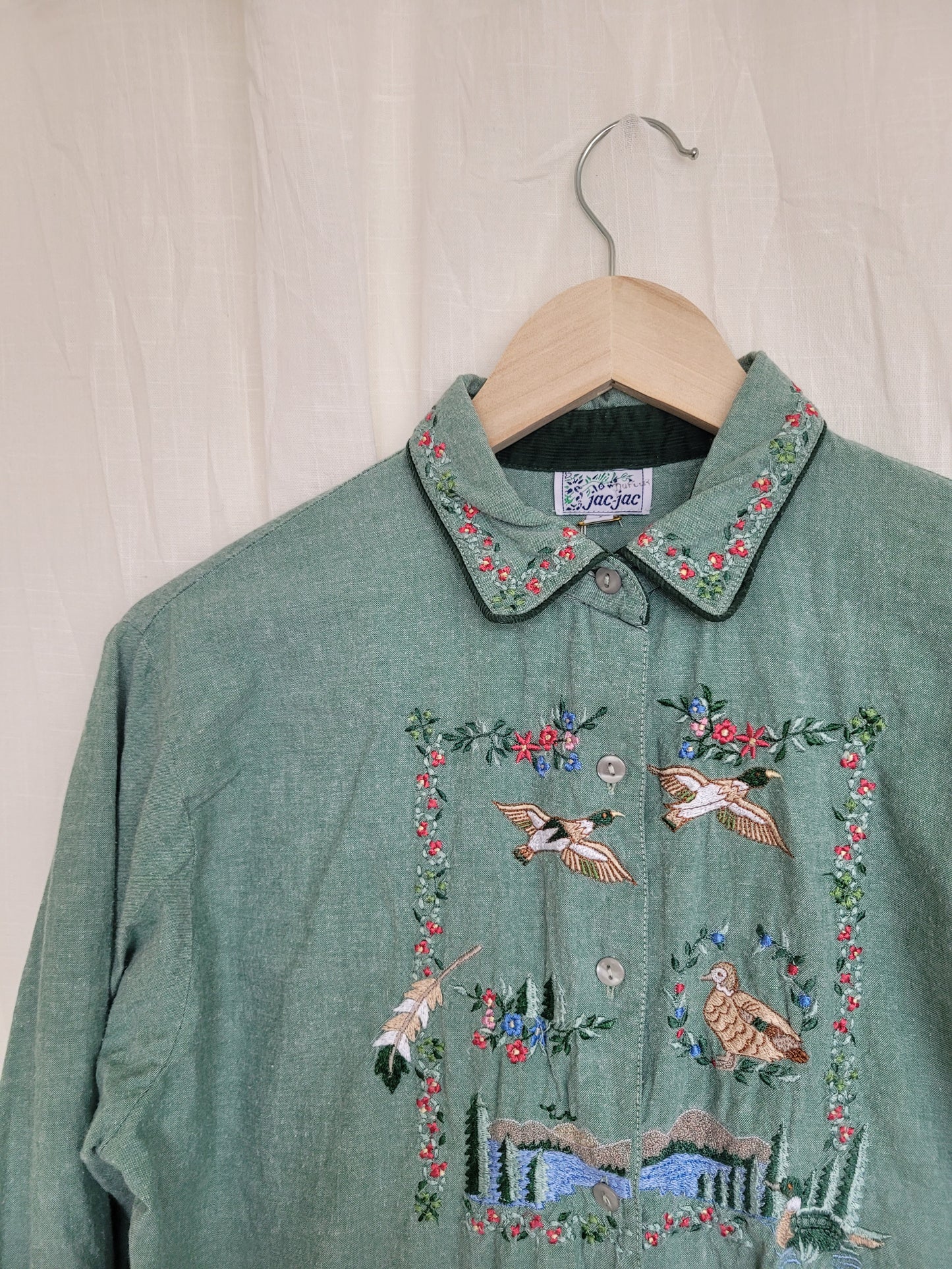 💚 Whispering Waters - vintage blouse with embroidered ducks and lake - size M