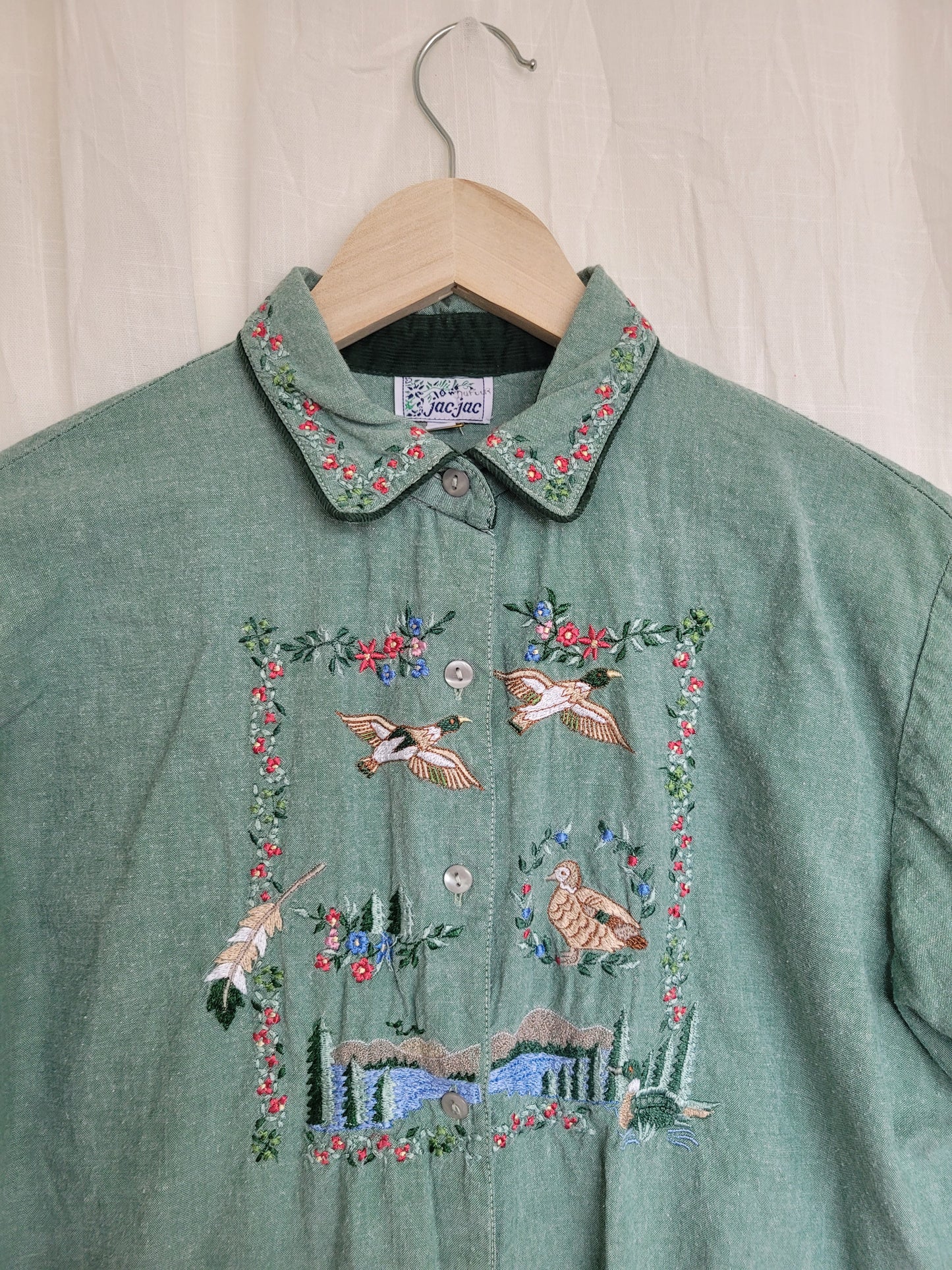 💚 Whispering Waters - vintage blouse with embroidered ducks and lake - size M