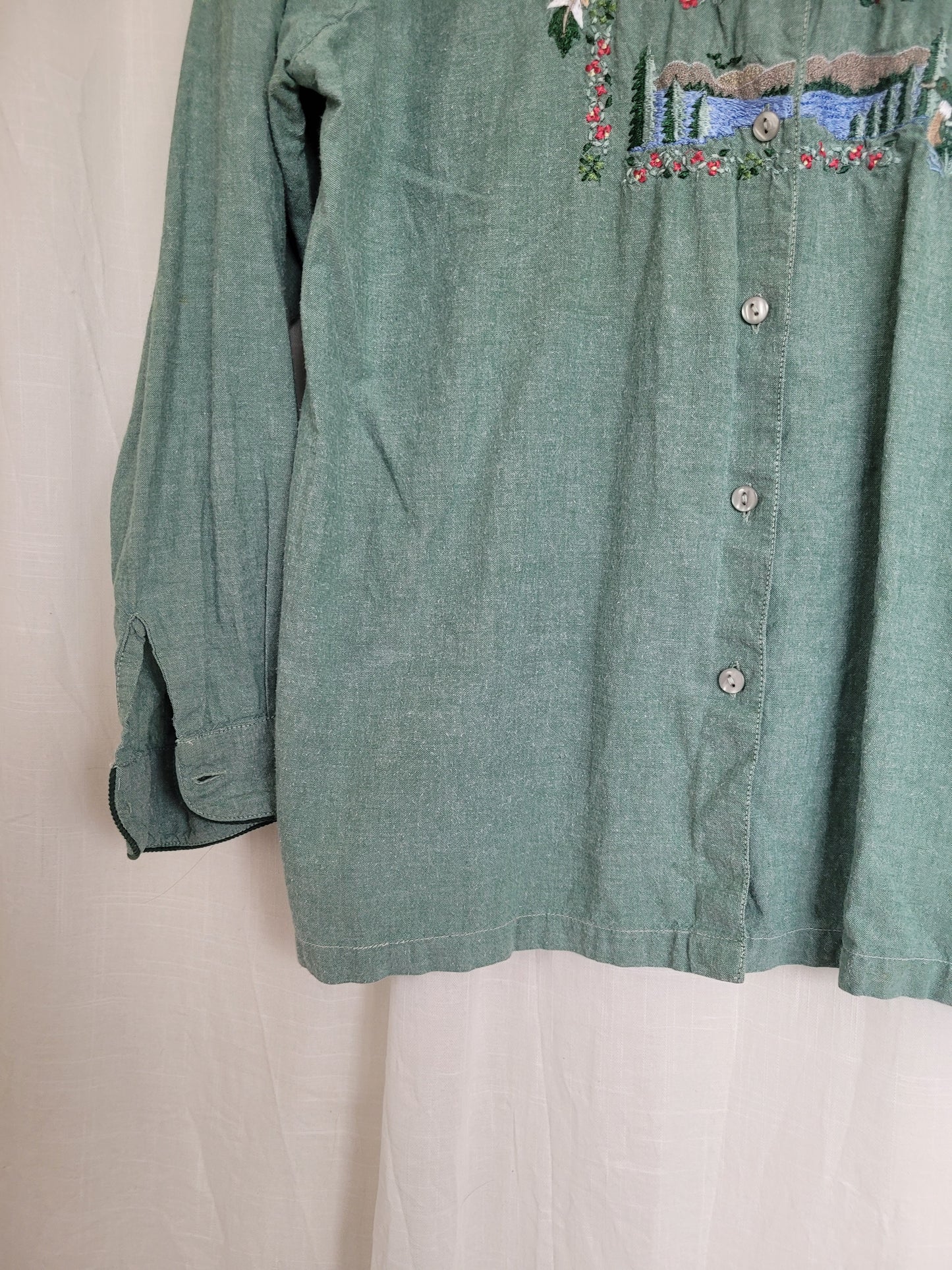 💚 Whispering Waters - vintage blouse with embroidered ducks and lake - size M