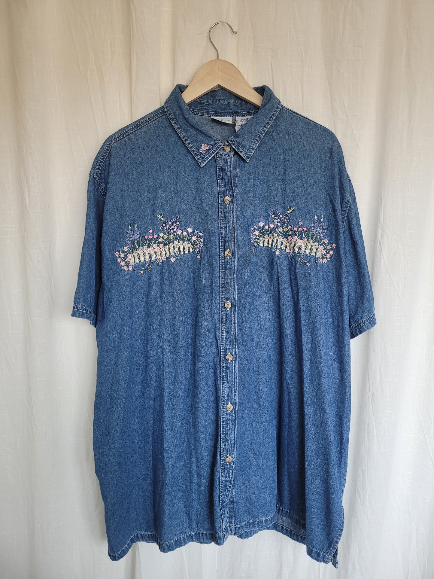 🌸 Garden Gate - vintage denim shirt with embroidered flower details - size XXL/3XL