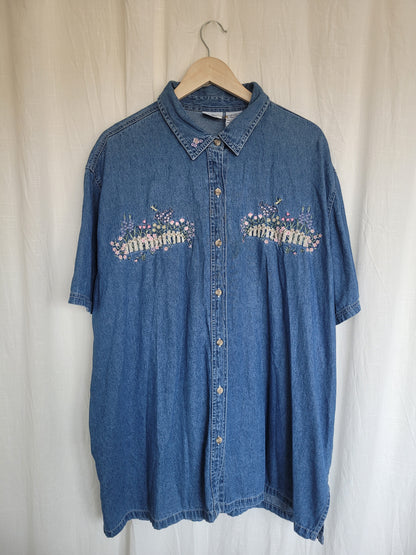 🌸 Garden Gate - vintage denim shirt with embroidered flower details - size XXL/3XL