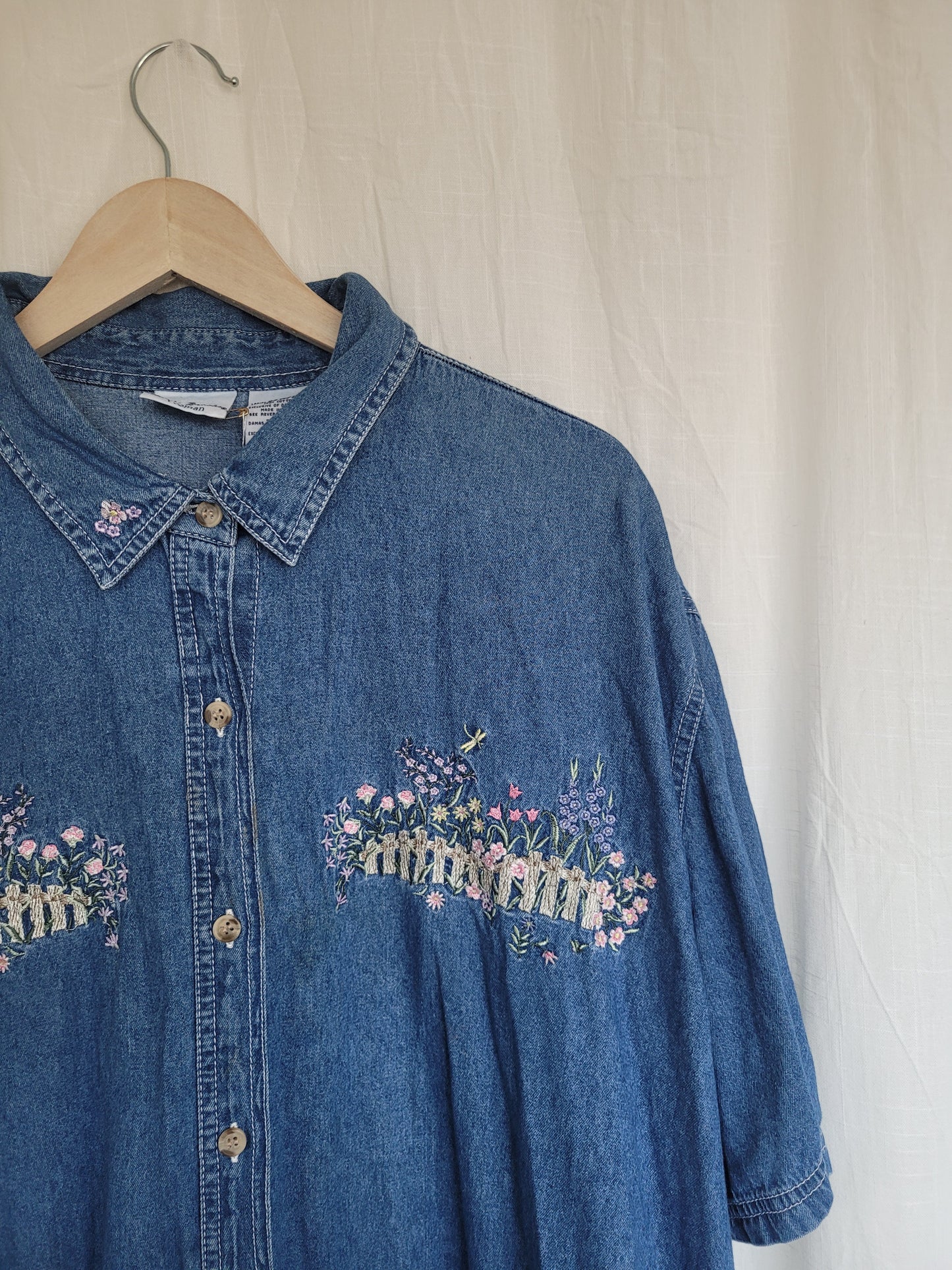 🌸 Garden Gate - vintage denim shirt with embroidered flower details - size XXL/3XL