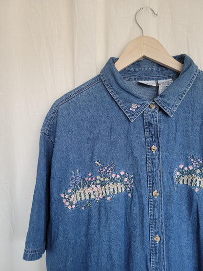 🌸 Garden Gate - vintage denim shirt with embroidered flower details - size XXL/3XL