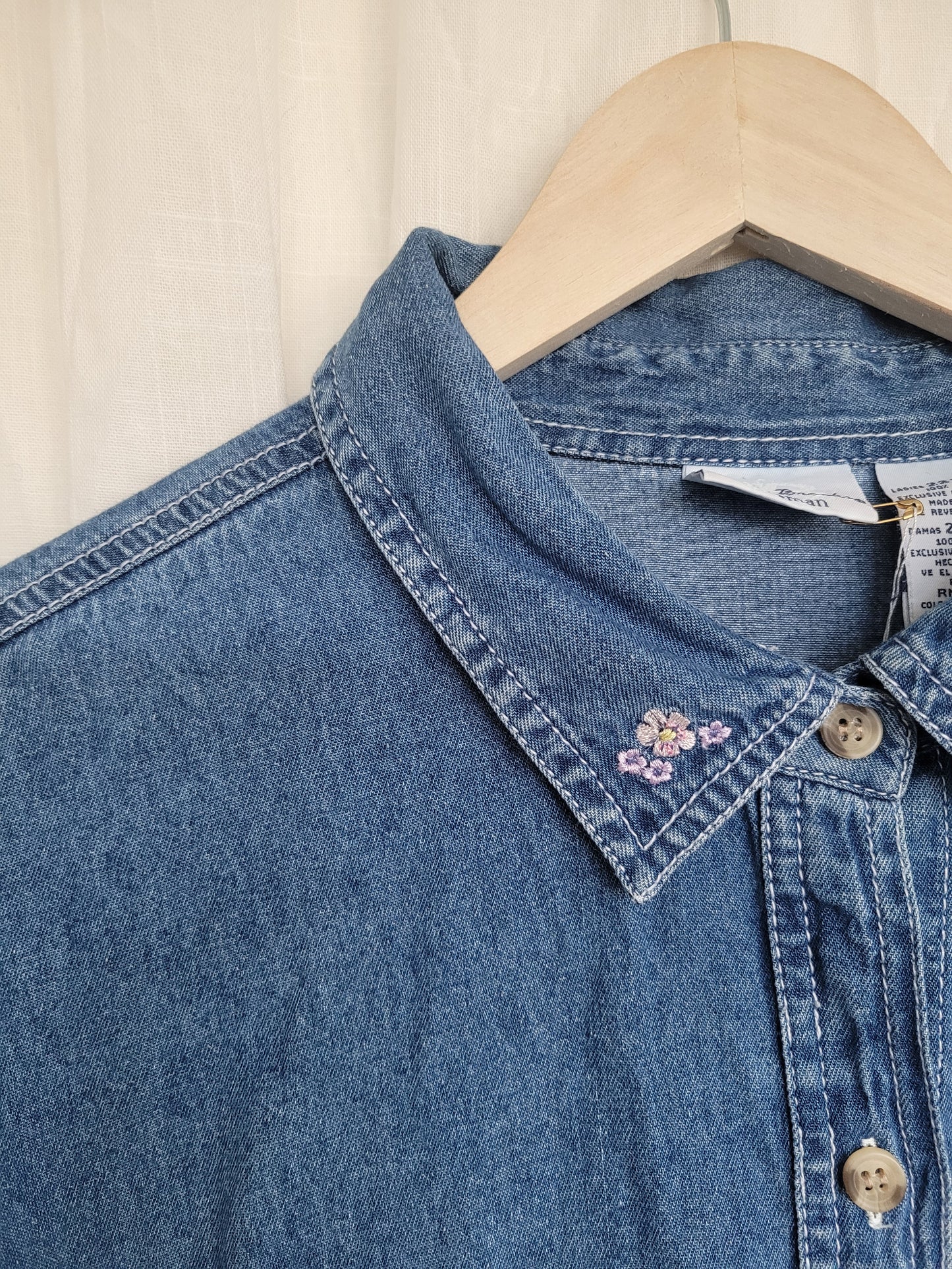 🌸 Garden Gate - vintage denim shirt with embroidered flower details - size XXL/3XL