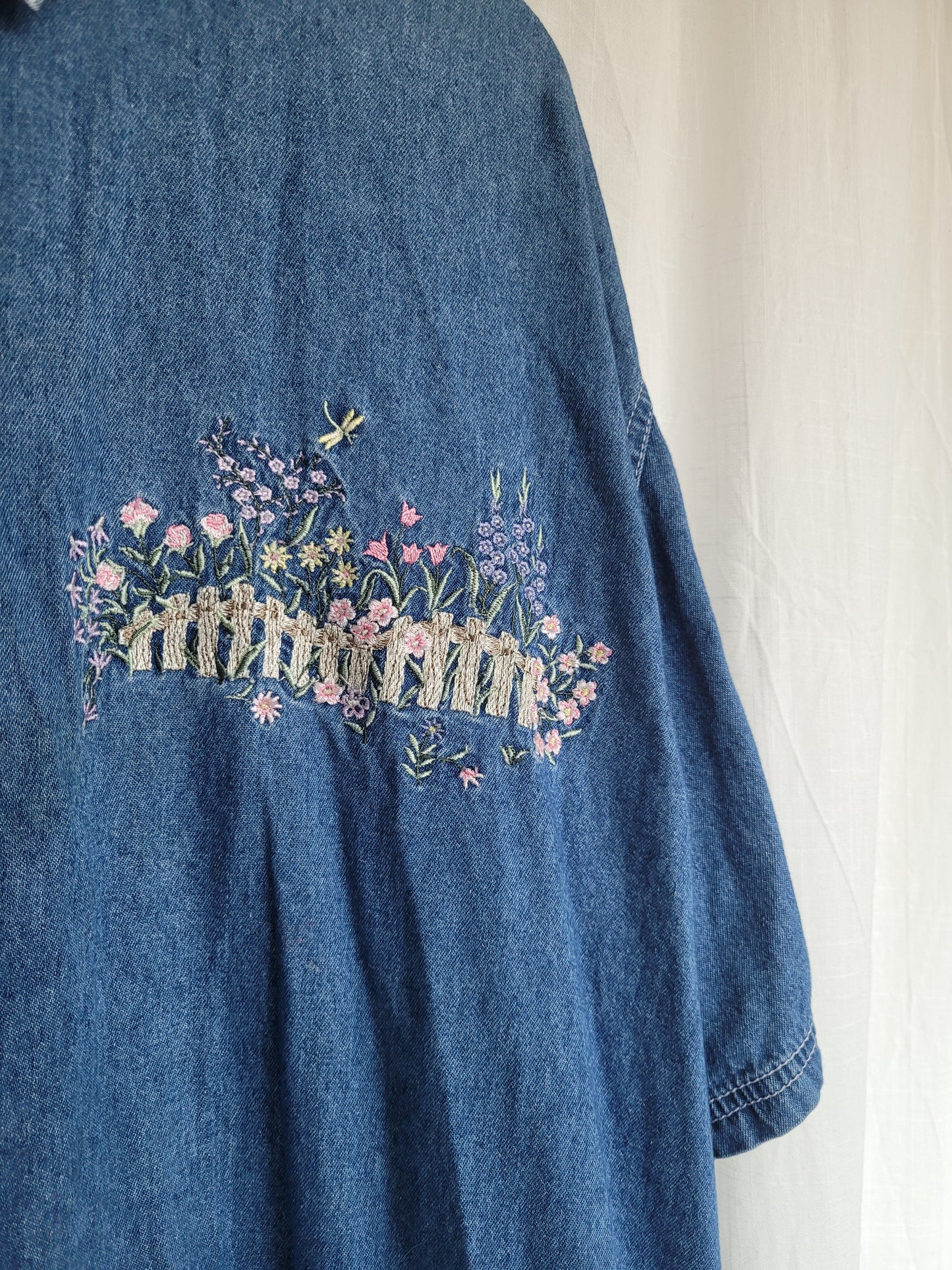 🌸 Garden Gate - vintage denim shirt with embroidered flower details - size XXL/3XL
