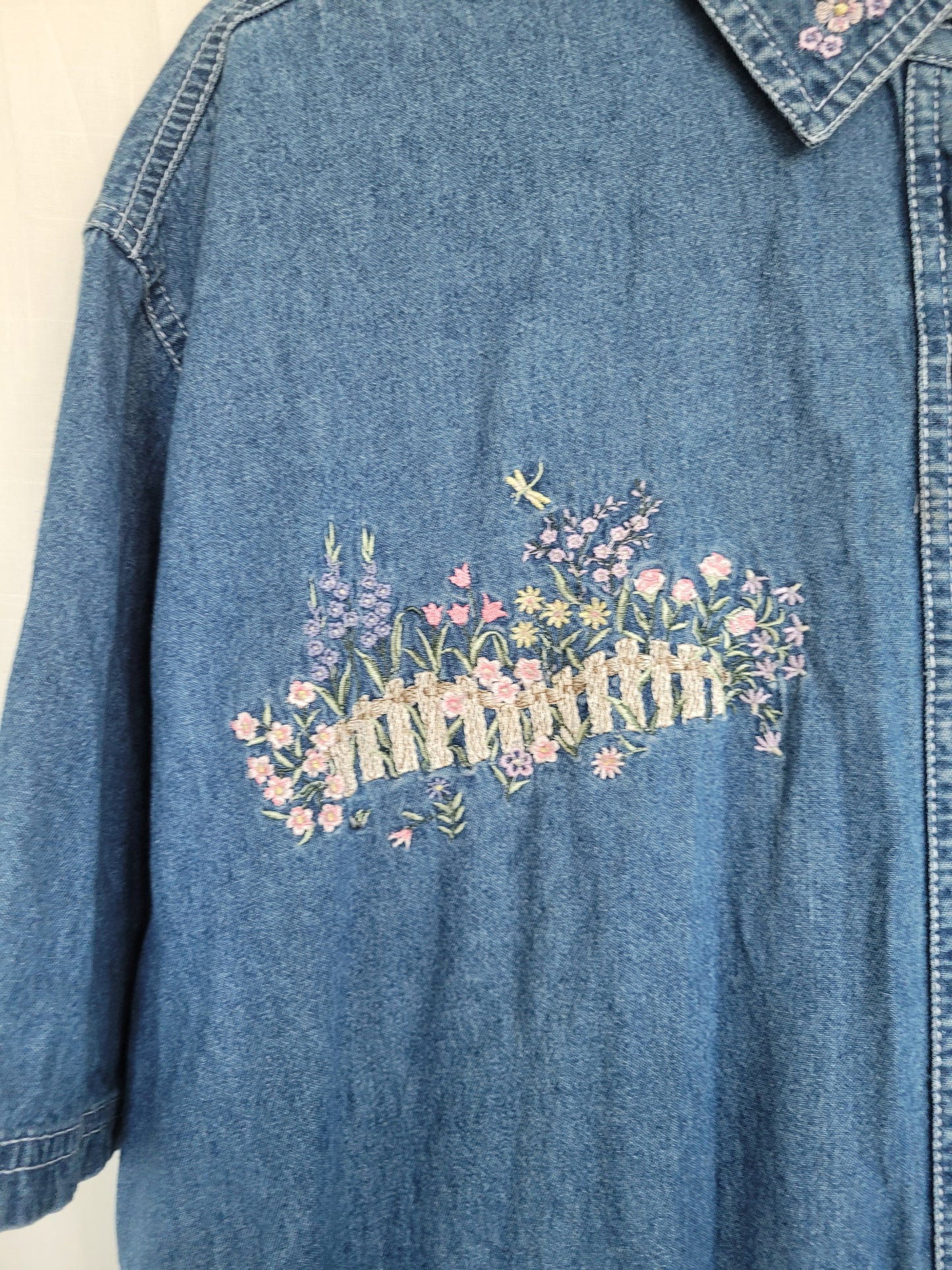 🌸 Garden Gate - vintage denim shirt with embroidered flower details - size XXL/3XL