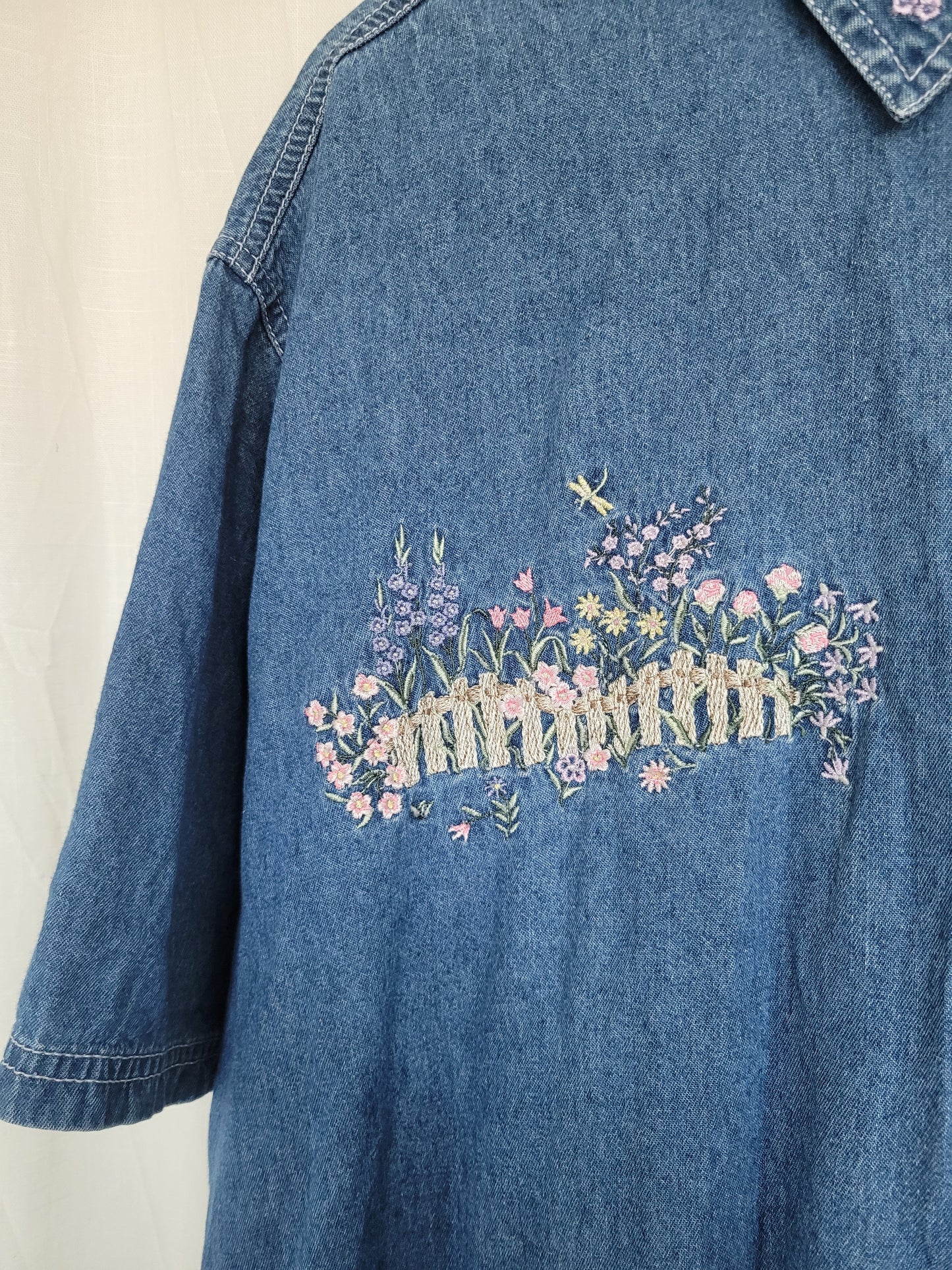 🌸 Garden Gate - vintage denim shirt with embroidered flower details - size XXL/3XL