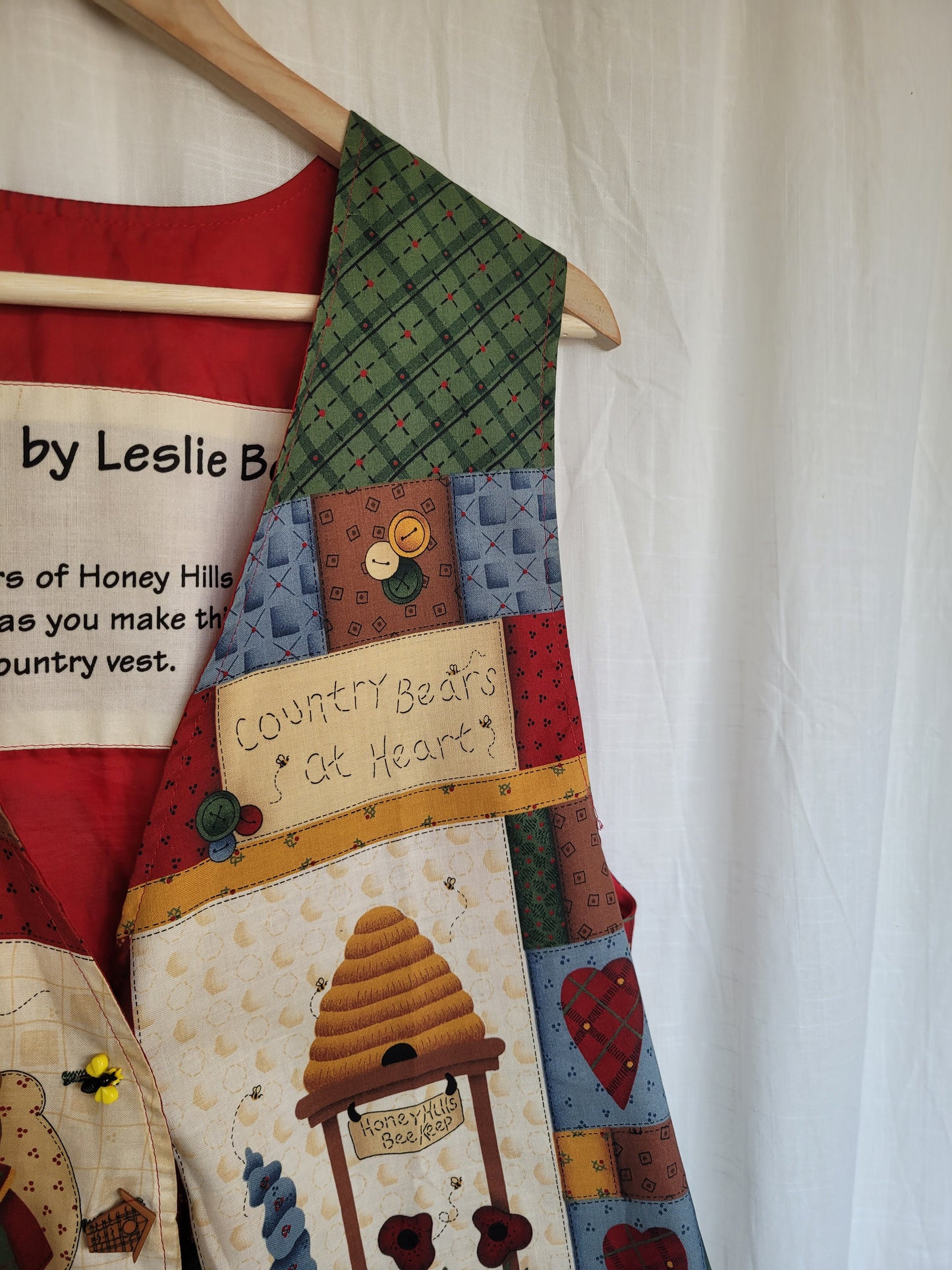 🌼 Sweet as Honey - vintage vest with bears and bees - size M