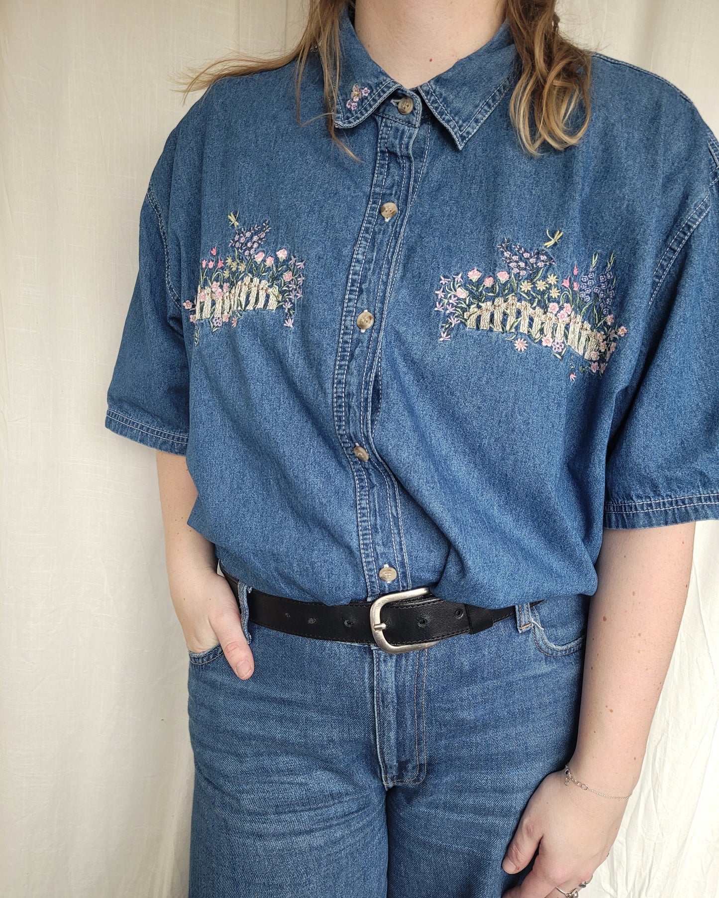 🌸 Garden Gate - vintage denim shirt with embroidered flower details - size XXL/3XL