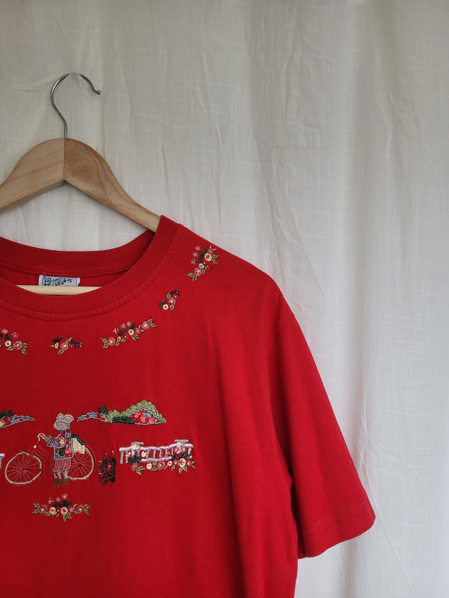 🐭 Tiny Adventures - vintage t-shirt with embroidered flower and mouse details - size M