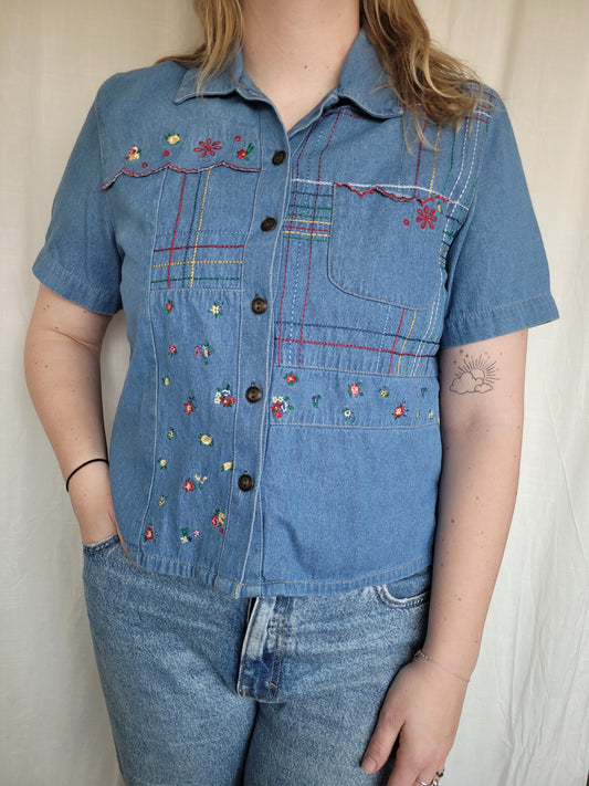 🌿 The Stripe & Bloom - vintage denim shirt with embroidered details - size M