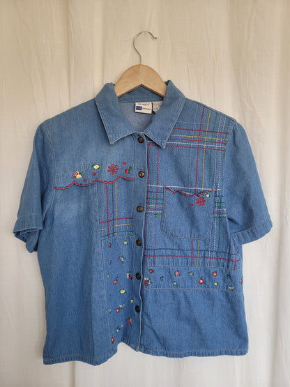 🌿 The Stripe & Bloom - vintage denim shirt with embroidered details - size M