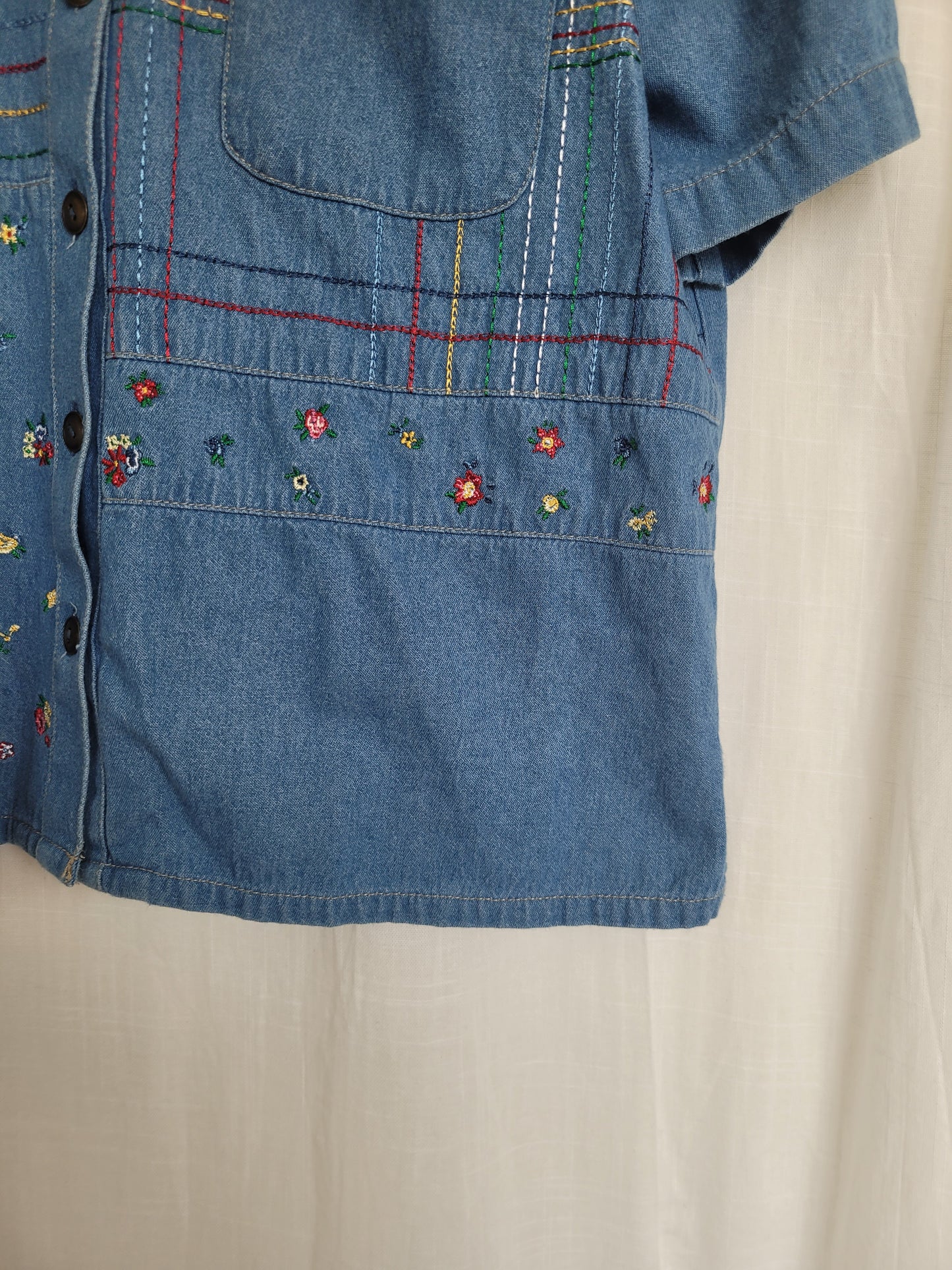 🌿 The Stripe & Bloom - vintage denim shirt with embroidered details - size M
