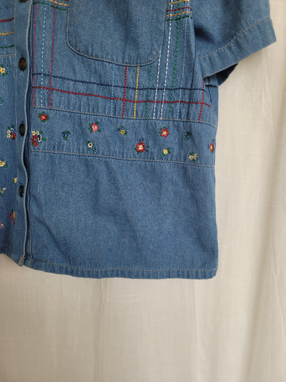 🌿 The Stripe & Bloom - vintage denim shirt with embroidered details - size M