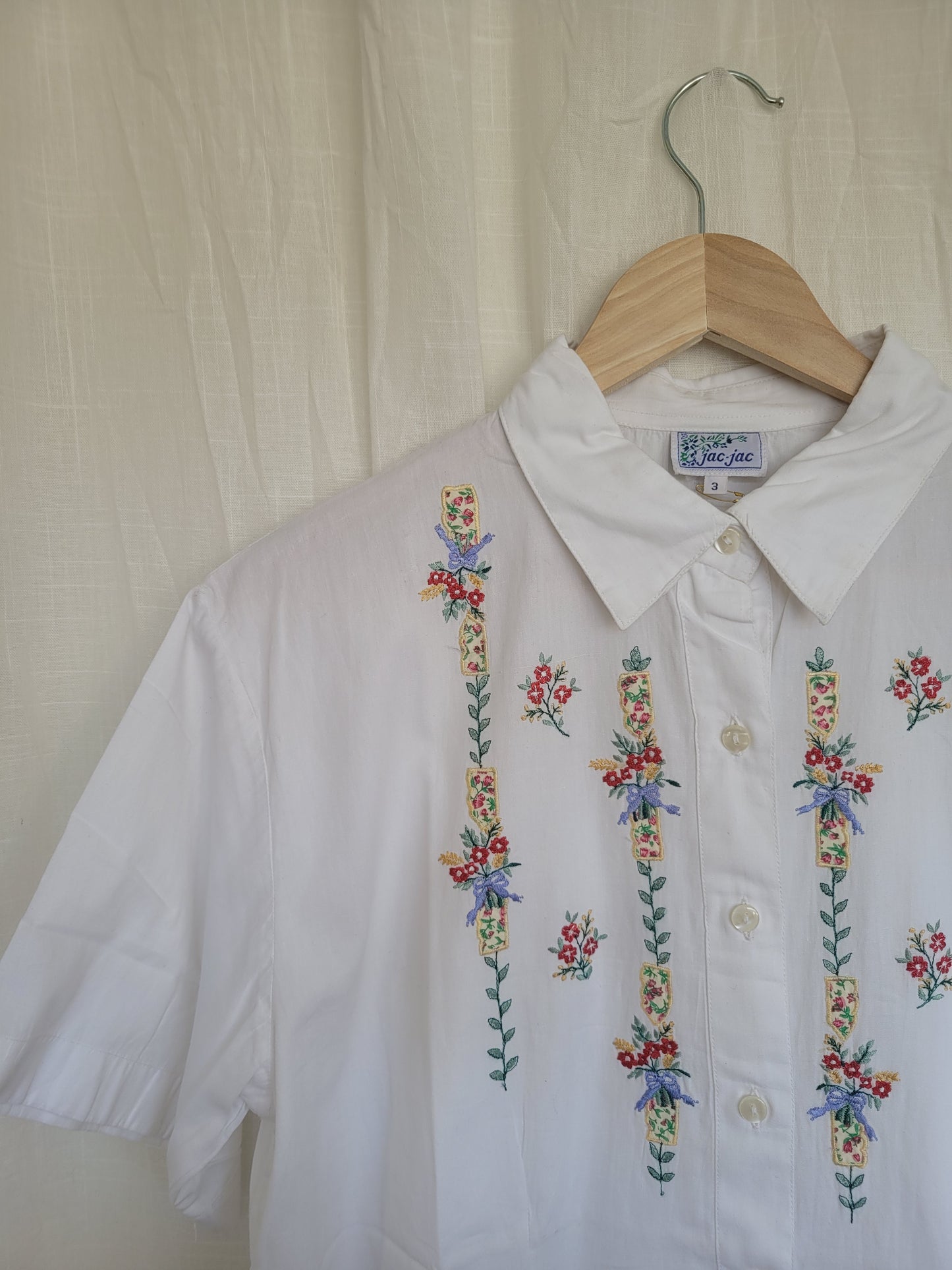 🤍 The Clean Bloom - vintage deadstock shirt with embroidered flowers - size L