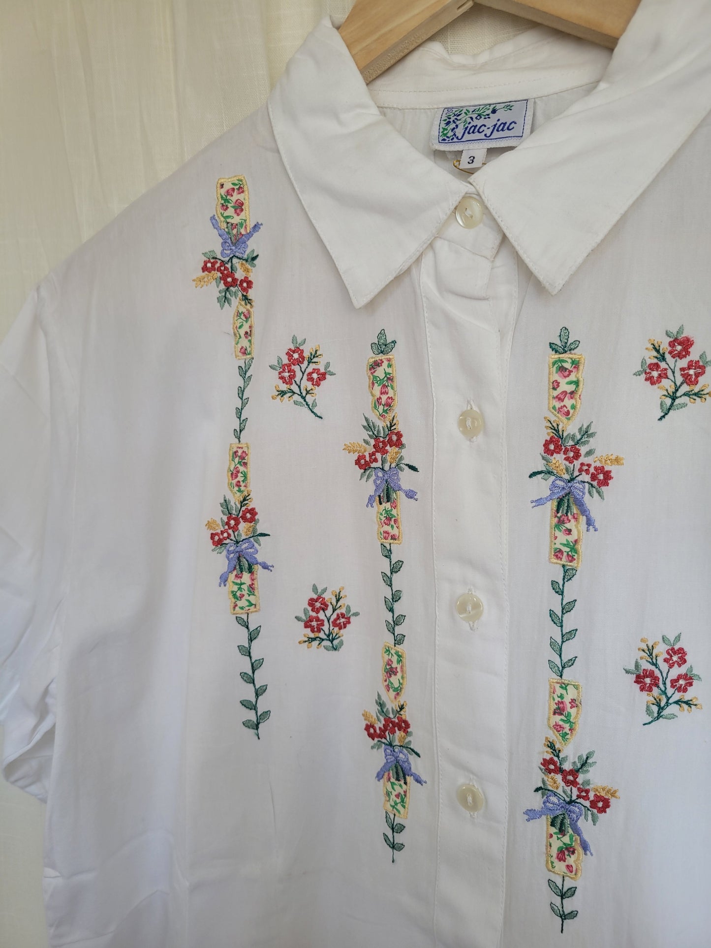 🤍 The Clean Bloom - vintage deadstock shirt with embroidered flowers - size L