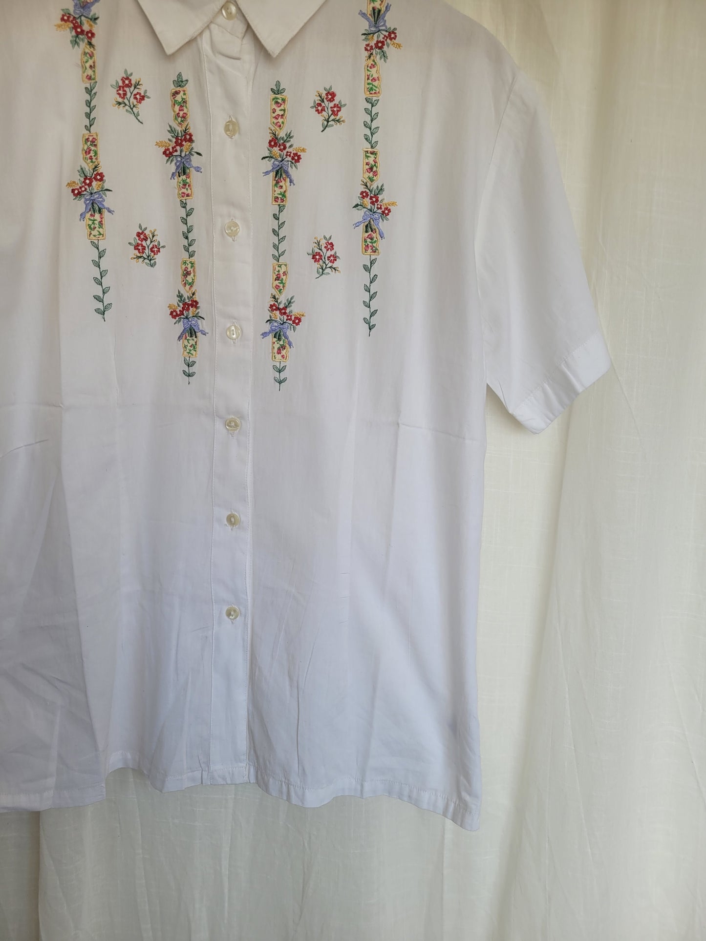 🤍 The Clean Bloom - vintage deadstock shirt with embroidered flowers - size L