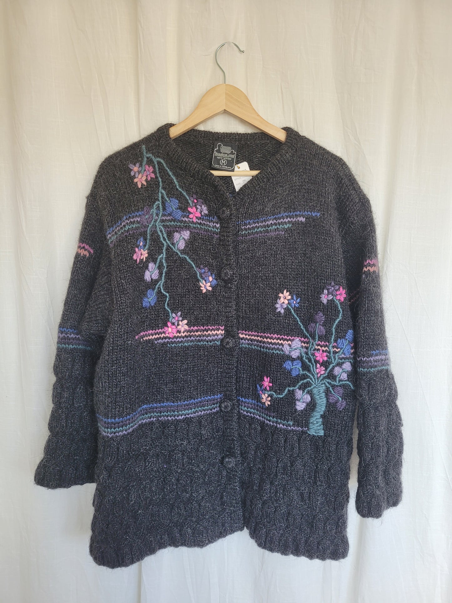 💜 Pink & Purple Bloom - vintage woollen cardigan with embroidered blossomflowers - size M