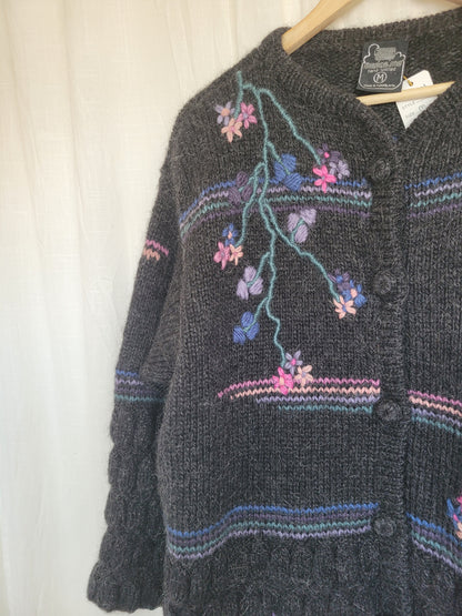 💜 Pink & Purple Bloom - vintage woollen cardigan with embroidered blossomflowers - size M