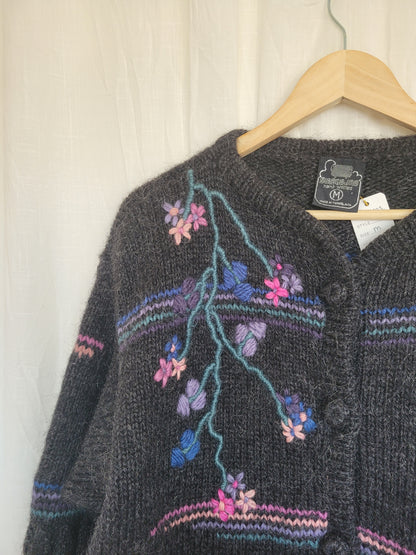 💜 Pink & Purple Bloom - vintage woollen cardigan with embroidered blossomflowers - size M