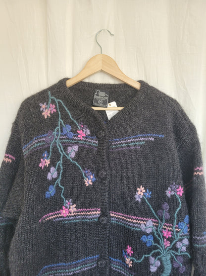 💜 Pink & Purple Bloom - vintage woollen cardigan with embroidered blossomflowers - size M