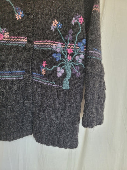 💜 Pink & Purple Bloom - vintage woollen cardigan with embroidered blossomflowers - size M