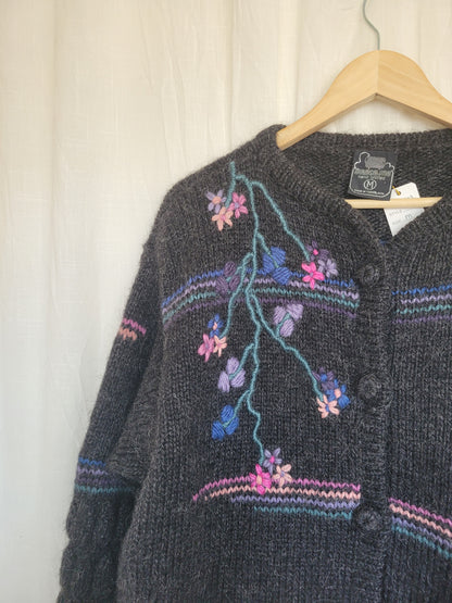 💜 Pink & Purple Bloom - vintage woollen cardigan with embroidered blossomflowers - size M