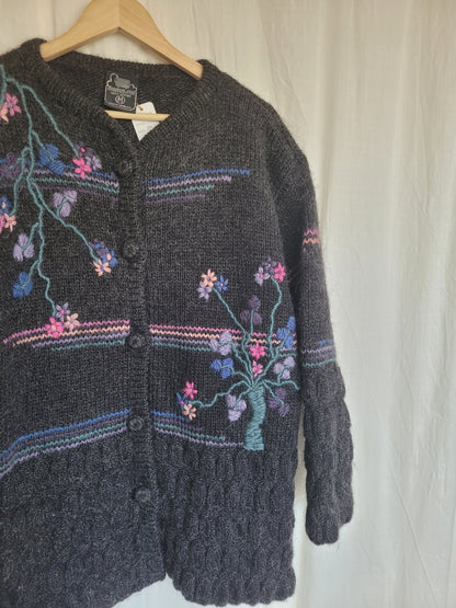 💜 Pink & Purple Bloom - vintage woollen cardigan with embroidered blossomflowers - size M