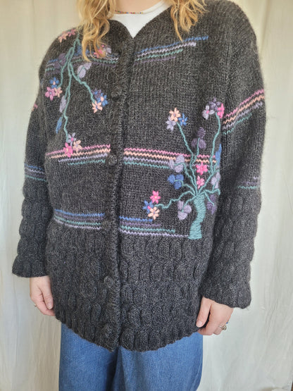 💜 Pink & Purple Bloom - vintage woollen cardigan with embroidered blossomflowers - size M