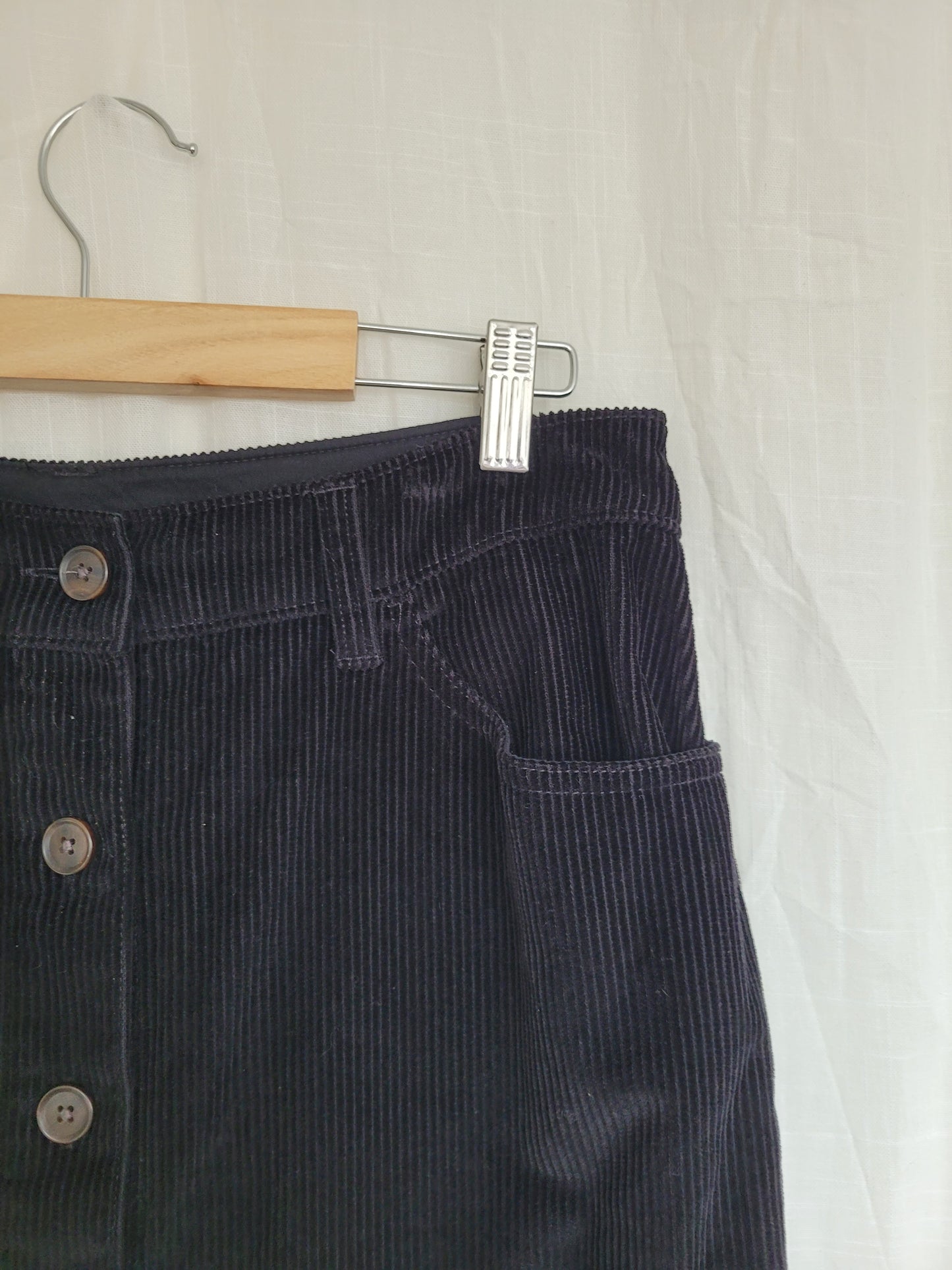 ✨ Velvet Shadow - black corduroy skirt - size L