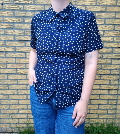 ⚪ Polka Dot Parade - vintage dark blue blouse with polkadot pattern - size M/L