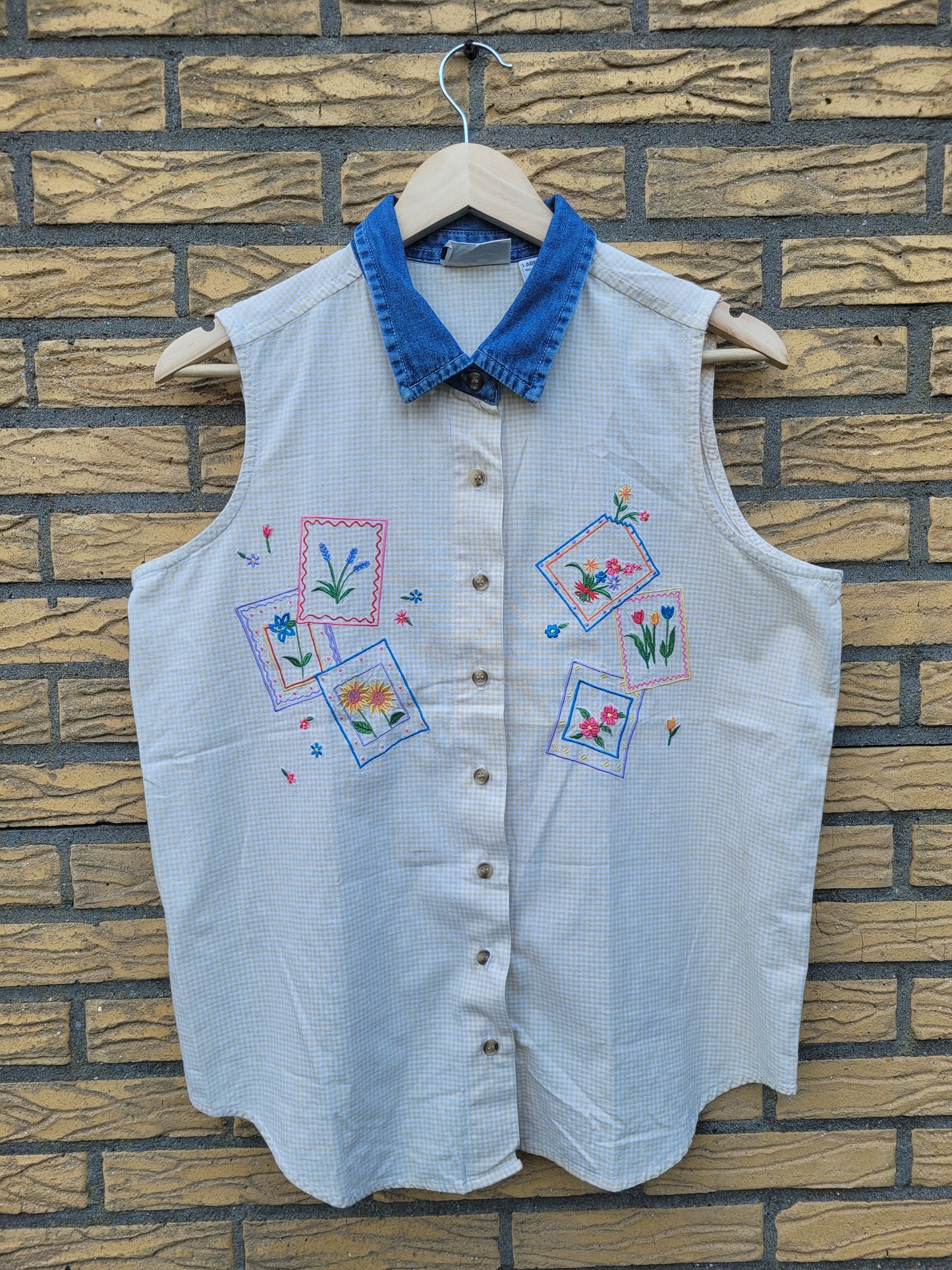 ✨ Sunny Stitch - vintage sleeveless gingham blouse with embroidery - size L