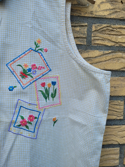 ✨ Sunny Stitch - vintage sleeveless gingham blouse with embroidery - size L