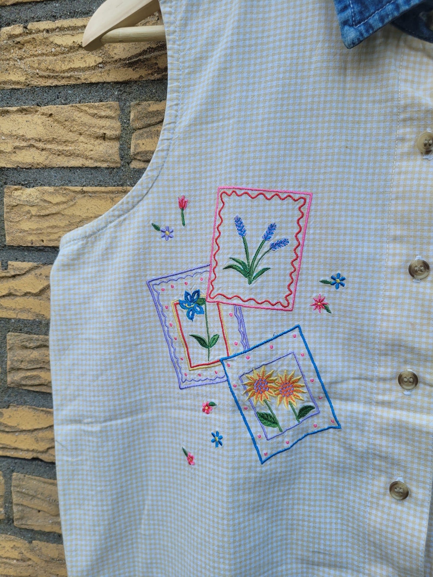 ✨ Sunny Stitch - vintage sleeveless gingham blouse with embroidery - size L