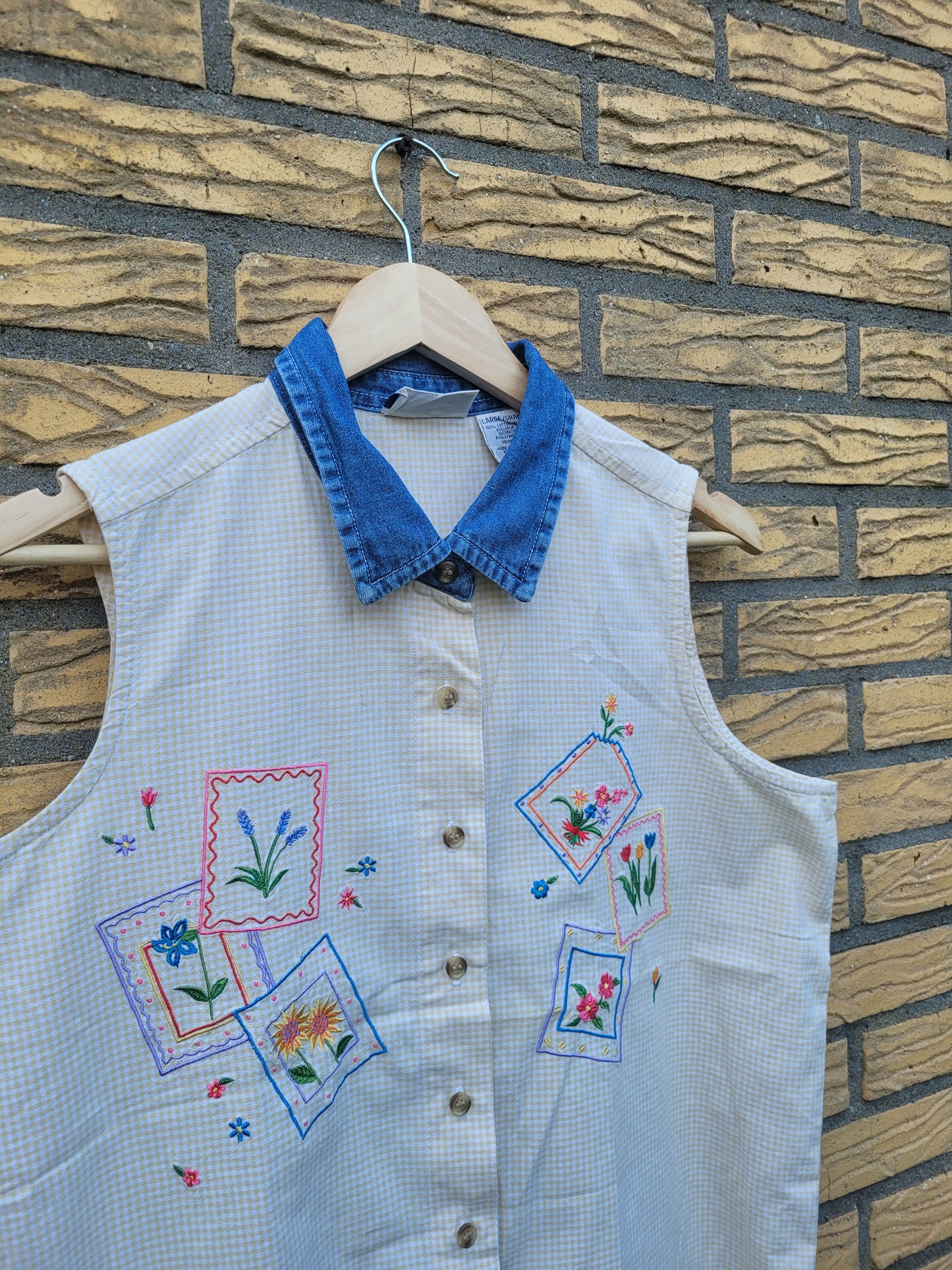 ✨ Sunny Stitch - vintage sleeveless gingham blouse with embroidery - size L