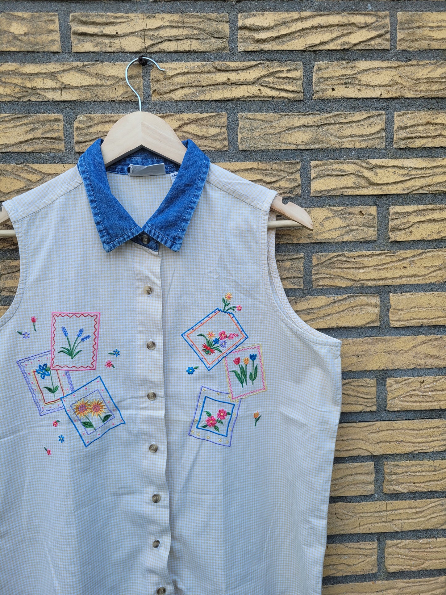 ✨ Sunny Stitch - vintage sleeveless gingham blouse with embroidery - size L