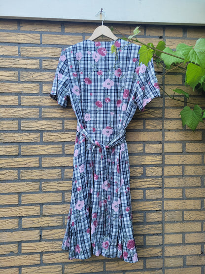 🌷 Pink Petals & Plaid - vintage plaid dress with flower pattern - size M/L